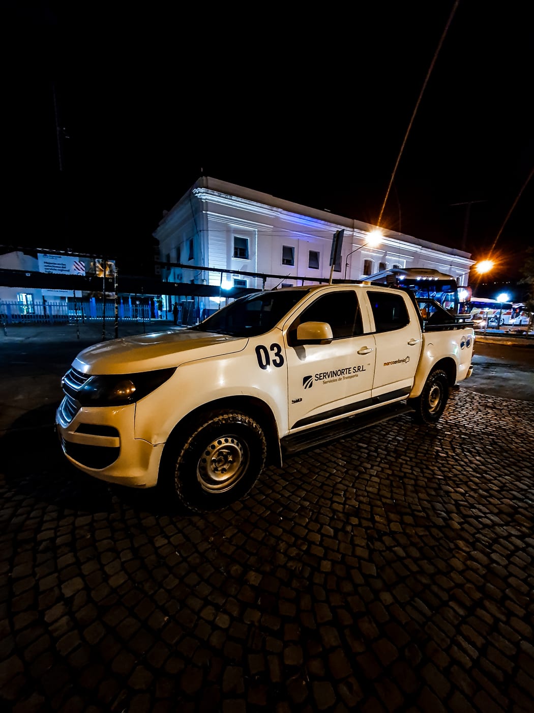 Camioneta 4x4, exterior nocturno en plaza
